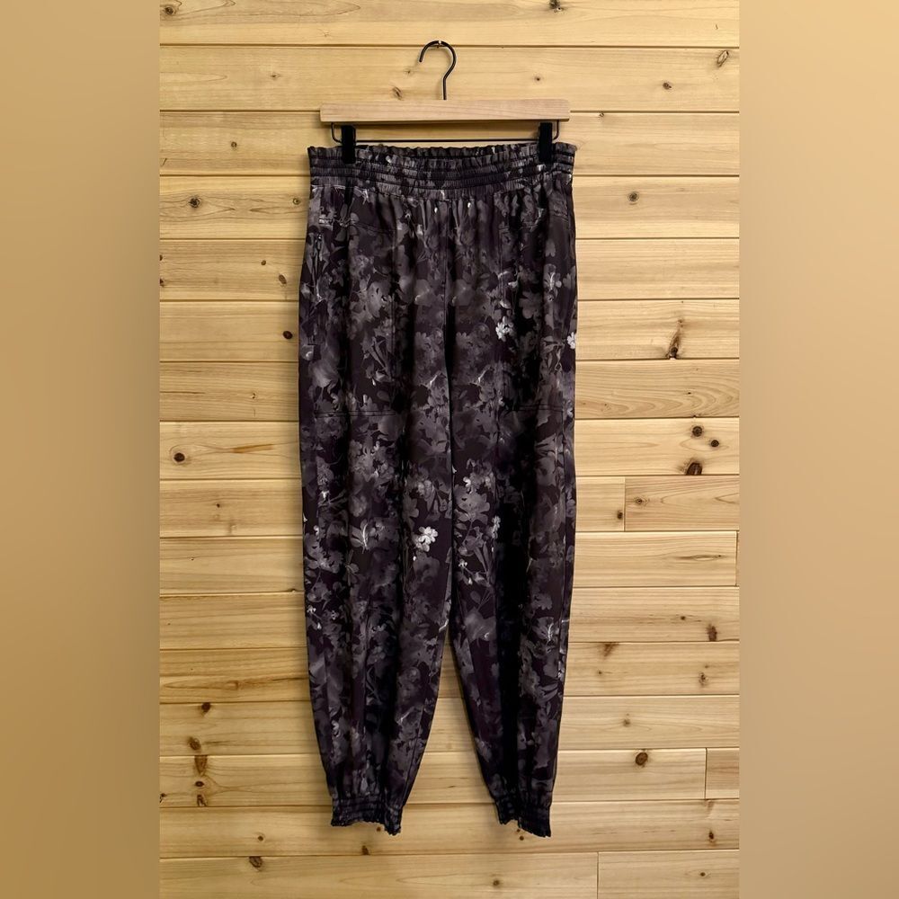 Athleta Size 10 Floral Grayscale Printed High Rise Savannah Jogger